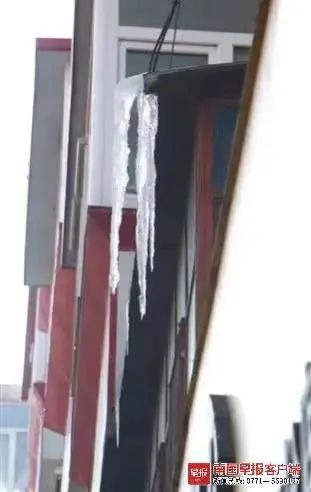 一大学生被冰锥砸中身亡，掉下的冰块大如“双人床”