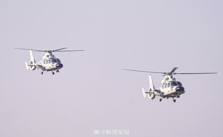 组图直击！舰载直升机飞行训练