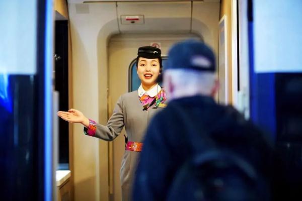 高铁小姐姐上班、下班两个样! 高铁小姐姐上班、下班两个样!