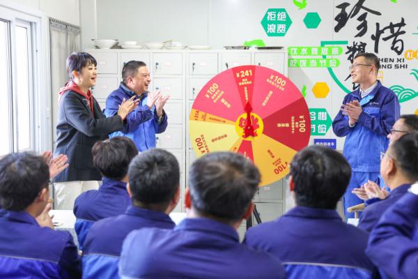 雄安新区“花式”慰问建设者：现场开盲盒，互动欢乐多