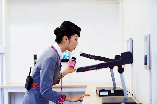 高铁小姐姐上班、下班两个样! 高铁小姐姐上班、下班两个样!