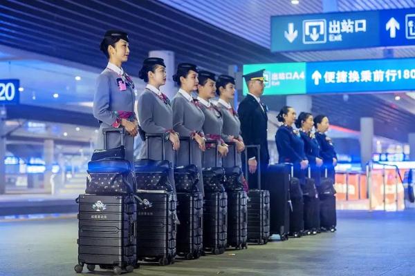 高铁小姐姐上班、下班两个样! 高铁小姐姐上班、下班两个样!