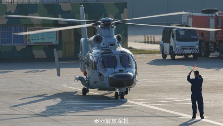 组图直击！舰载直升机飞行训练