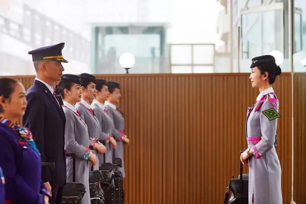 高铁小姐姐上班、下班两个样! 高铁小姐姐上班、下班两个样!