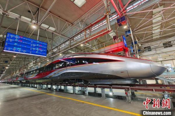 CR400BF-Z型智能复兴号动车组首次配属中国西北地区