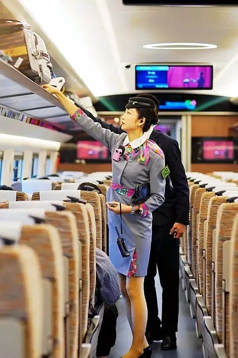 高铁小姐姐上班、下班两个样! 高铁小姐姐上班、下班两个样!