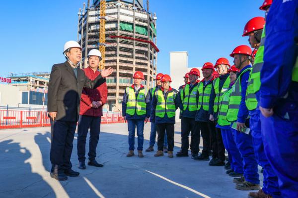 雄安新区“花式”慰问建设者：现场开盲盒，互动欢乐多