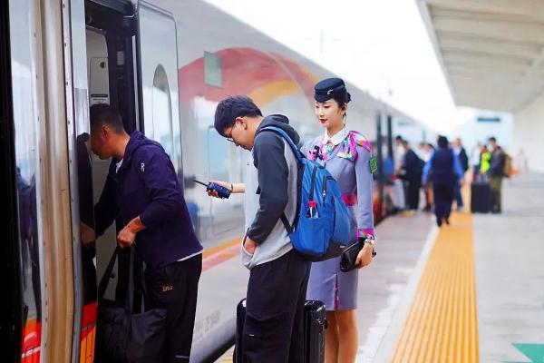 高铁小姐姐上班、下班两个样! 高铁小姐姐上班、下班两个样!