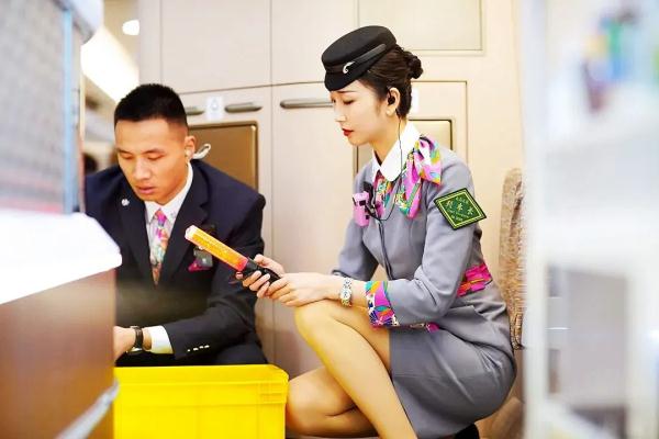 高铁小姐姐上班、下班两个样! 高铁小姐姐上班、下班两个样!