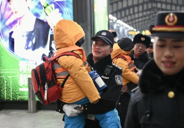 回应了！小砂糖橘哭着想带回家的东北警察叔叔