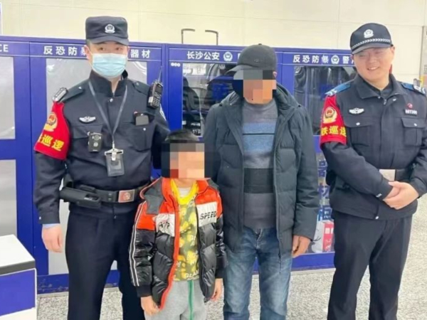 湖南长沙这一地铁站，民警两天捡15个娃！