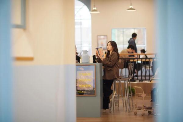 高铁小姐姐上班、下班两个样! 高铁小姐姐上班、下班两个样!