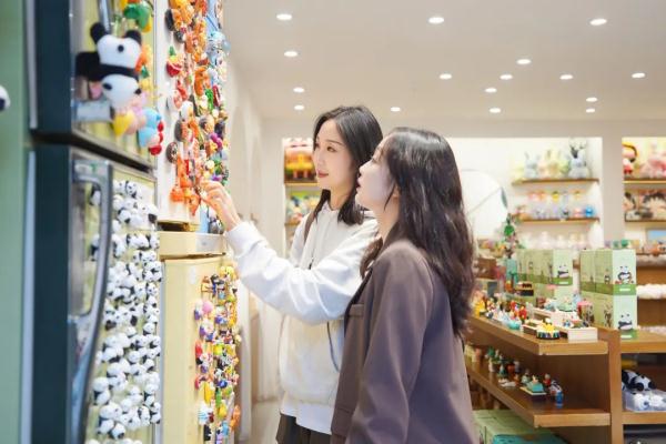 高铁小姐姐上班、下班两个样! 高铁小姐姐上班、下班两个样!