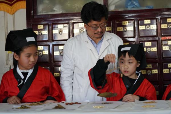 河北沙河：学习中医知识 传承中医文化