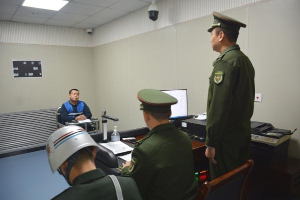 冒充军人？“真刑”，拷走！