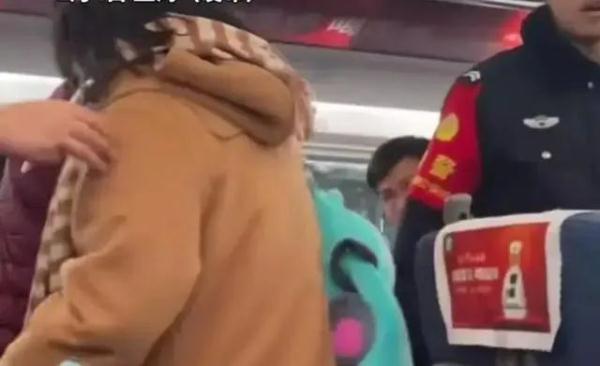 女子高铁上斥责幼童太吵惹众怒，他霸气回怼
