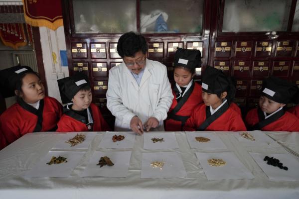 河北沙河：学习中医知识 传承中医文化