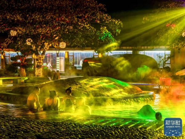 新华全媒丨到七彩云南 过温暖冬天 新华全媒丨到七彩云南 过温暖冬天