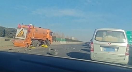 车祸现场，几十万现金散落一地！