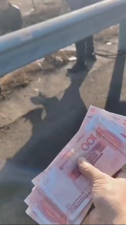 车祸现场，几十万现金散落一地！