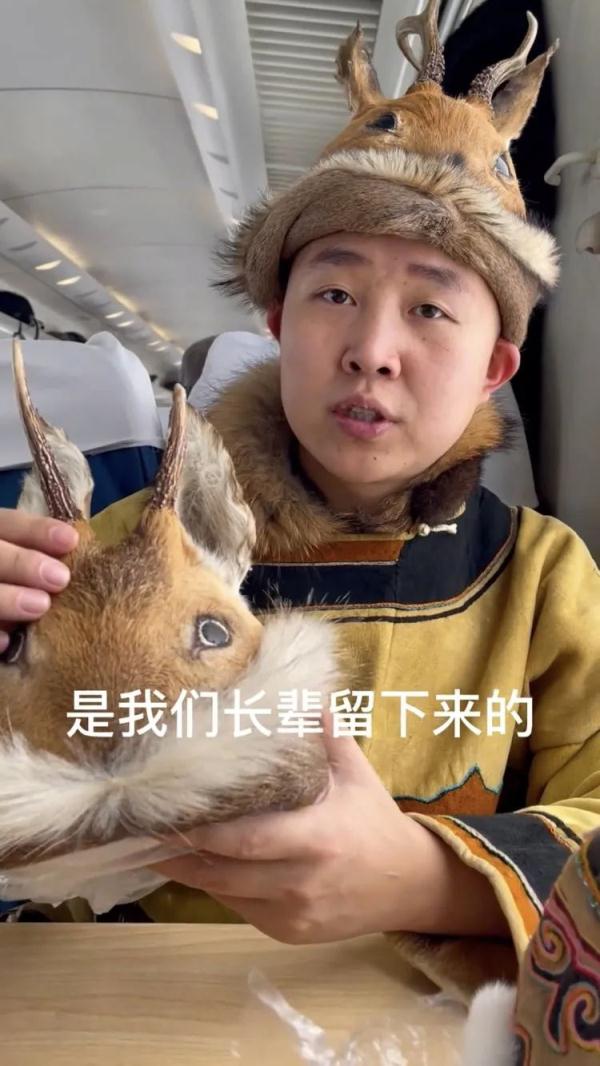 哈尔滨鄂伦春族小伙将祖传狍角帽赠游客：已经得到长辈同意