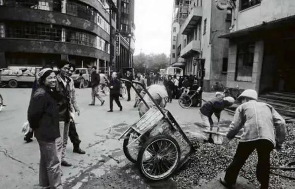 "别来了,挤爆了!"上海这里人从众…原来是啥样子,侬还记得伐? "别来了,挤爆了!"上海这里人从众…原来是啥样子,侬还记得伐?