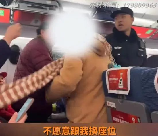 女子高铁上斥责幼童太吵惹众怒，他霸气回怼
