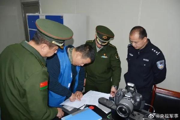 抓了!他冒充军人收集情报与境外势力接头→ 抓了!他冒充军人收集情报与境外势力接头→