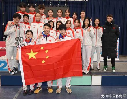 中国青年击剑队表现亮眼