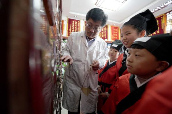 河北沙河：学习中医知识 传承中医文化