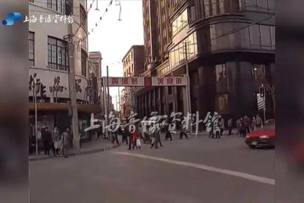 "别来了,挤爆了!"上海这里人从众…原来是啥样子,侬还记得伐? "别来了,挤爆了!"上海这里人从众…原来是啥样子,侬还记得伐?