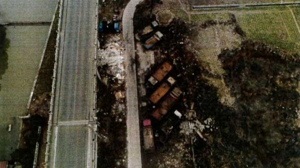 焚草开荒连毁7车！上海老太央求路人报警后逃离现场...