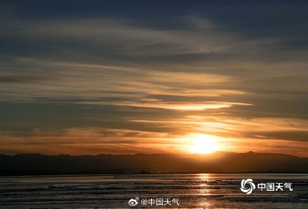 冬日青海湖与天空相映成景 如梦似幻