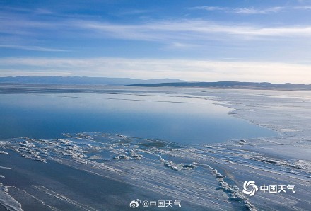 冬日青海湖与天空相映成景 如梦似幻