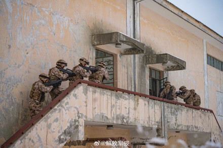 武警特战队员冬季反恐演练