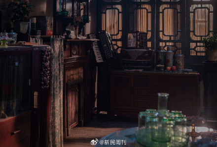 繁花里的雪芝家是在张园拍的剧组当时捡了很多“宝贝”，整套做旧家居只要2000块