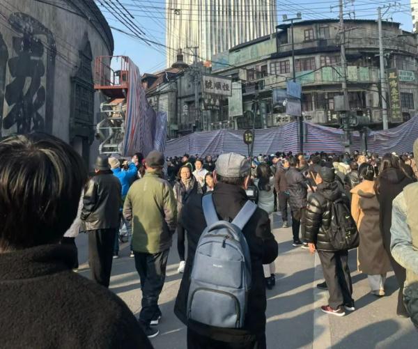 上海又一条马路突然爆火！超多人打卡，剧组紧急增加围栏，现场临时交通管制