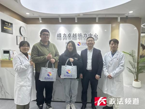 “爸爸,我爱你!”感动全网的长沙无声小摊收到了珍贵礼物…… “爸爸,我爱你!”感动全网的长沙无声小摊收到了珍贵礼物……