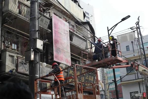 上海又一条马路突然爆火！超多人打卡，剧组紧急增加围栏，现场临时交通管制