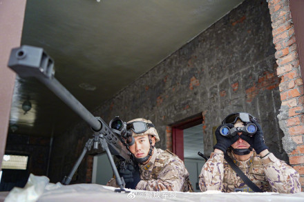 武警特战队员冬季反恐演练