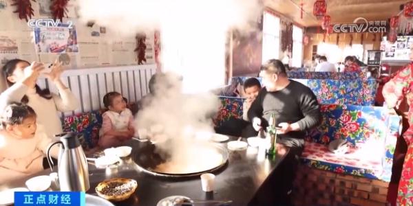 冲上热搜！尔滨“冻梨咖啡”火出圈！游客排队两三个小时，只为吃一顿“它”