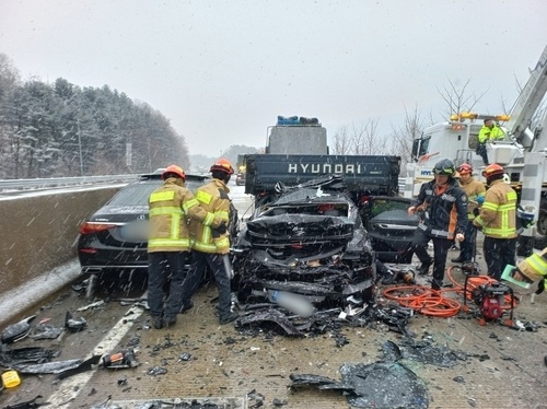 韩媒：韩国一高速公路发生21辆车连环追尾事故，已致10多人受伤