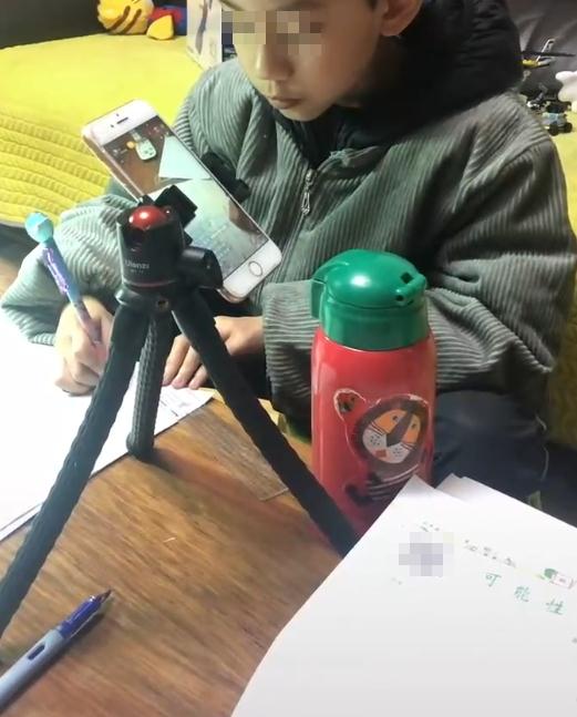 有家长开直播督促孩子写作业？真有用?专家：不提倡！