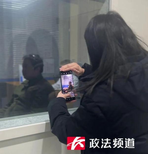 “爸爸,我爱你!”感动全网的长沙无声小摊收到了珍贵礼物…… “爸爸,我爱你!”感动全网的长沙无声小摊收到了珍贵礼物……