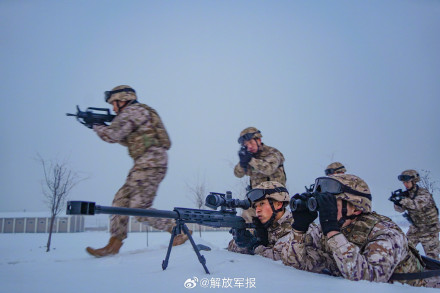 武警特战队员冬季反恐演练