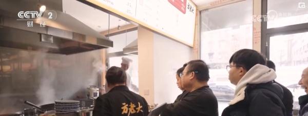 “传统菜场+轻业态”火爆“出圈” 实实在在“烟火味”带动新消费 “传统菜场+轻业态”火爆“出圈” 实实在在“烟火味”带动新消费