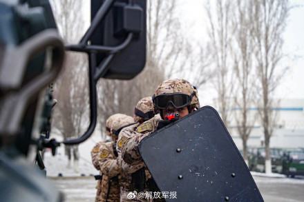 武警特战队员冬季反恐演练