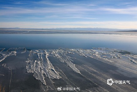 冬日青海湖与天空相映成景 如梦似幻