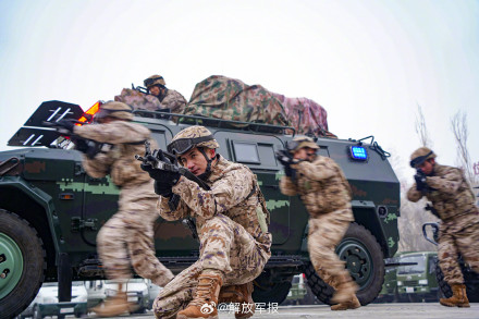 武警特战队员冬季反恐演练