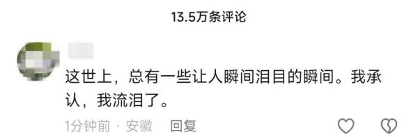 “爸爸,我爱你!”感动全网的长沙无声小摊收到了珍贵礼物…… “爸爸,我爱你!”感动全网的长沙无声小摊收到了珍贵礼物……